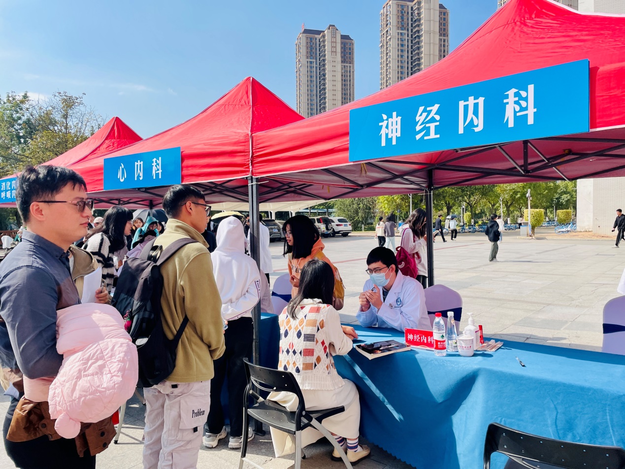 说明: C:\Users\asus\Desktop\“医校联建聚合力 携手共进保健康”专家义诊进校园活动顺利开展\IMG_1593.JPG