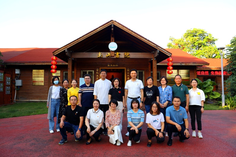 说明: D:\机关党委\机关支部学习二十大\机关收看二十大\宣传统战党支部、社会合作处校友办党支部联合开展“学习贯彻党的二十大精神”主题党日活动.jpg